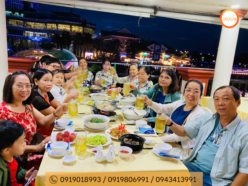 Du khách thưởng thức bữa tối trên du thuyền - Du lịch 360Go